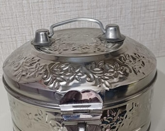 Caja antigua y rara de plata repujada de estilo islámico para nueces de betel y pandan con asa y cerradura.