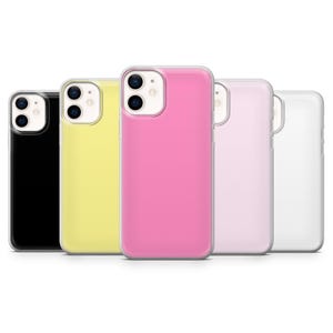 Op de afbeelding: Een verzameling van vijf smartphonehoesjes op een rij, bestaande uit een zwarte, gele, felroze, lichtroze en transparante hoes. Elk hoesje heeft een uitsparing voor een dubbele camera en een gladde, effen gekleurde achterkant.