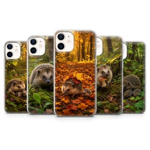 Peut inclure: Cinq coques de smartphone transparentes alignées, chacune présentant une impression photographique haute résolution de hérissons dans des environnements forestiers naturels. Les motifs montrent des hérissons parmi la mousse verte, les feuilles d'automne et les champignons des bois.