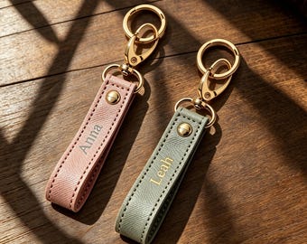 Portachiavi in pelle personalizzato con nome, con chiusura a moschettone per chiavi auto e borse.