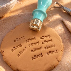 Gepersonaliseerde pottenbakkersstempel: Handtekeningstempel van messing en klei op maat, cadeau voor pottenbakkers