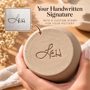 Può includere: Un timbro personalizzato per ceramica con la firma manoscritta LEH, mostrata come un'impronta su una base circolare in argilla. Il testo recita: Your Handwritten Signature INTO A CUSTOM STAMP FOR YOUR POTTERY, con una freccia.