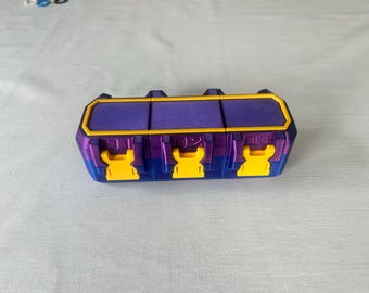 3D-geprinte Beyblade Deck Box voor Drie Tops | Paars Verloop met Gele Accenten