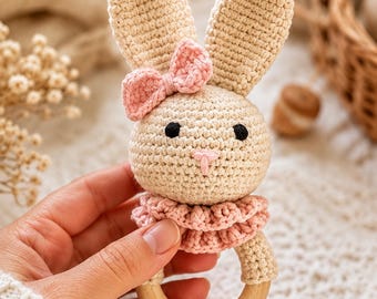 Handgemaakte gehaakte rammelaar konijn | Bijtspeeltje voor baby's | Amigurumikonijn | Cadeau kraamcadeau | Montessori-babyspeelgoed