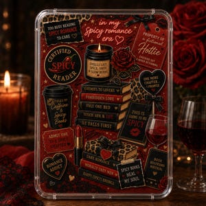 Op de afbeelding: Een rechthoekige, doorzichtige acryl displayhouder met een collage van stickers in het thema van romantische boeken. Het ontwerp bevat stapels boeken, een kaars, een koffiebeker, een lippenstift en diverse teksten over romantische literatuur.
