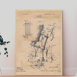 Può includere: Una stampa di brevetto in stile vintage su carta a quadretti color marrone chiaro con un disegno tecnico di un microscopio. Il testo recita J. E. Ford, Microscope, Patented Apr. 7, 1908. L'illustrazione include diagrammi dettagliati etichettati Fig. 1, Fig. 2 e Fig. 4.