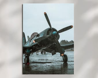 Plakat z samolotem wojennym w stylu vintage, zdjęcie samolotu na deszczowym asfalcie, nastrojowa dekoracja ścienna z motywem lotniczym