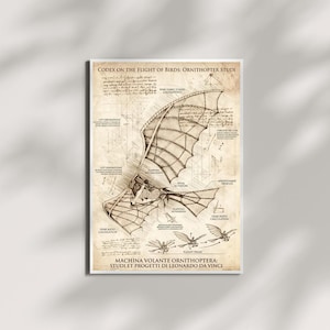 Può includere: Una stampa in stile vintage con gli studi sull'ornitottero di Leonardo da Vinci. L'opera presenta schizzi dettagliati di una macchina volante, con annotazioni tecniche e il titolo "Codex on the Flight of Birds". Lo sfondo è simile alla pergamena.