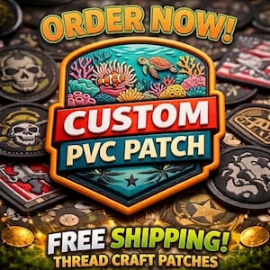 Peut inclure: Un écusson en PVC en forme de bouclier représentant une scène sous-marine colorée avec une tortue de mer et un poisson-clown. Le texte indique ORDER NOW! CUSTOM PVC PATCH FREE SHIPPING! THREAD CRAFT PATCHES. L'écusson est entouré d'autres écussons.