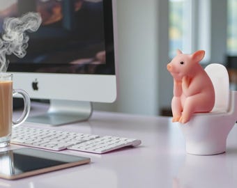 Divertido adorno de inodoro con forma de cerdo, linda estatua de cerdo, decoración para estante de baño, adorno de escritorio de granja, regalo novedoso para él.