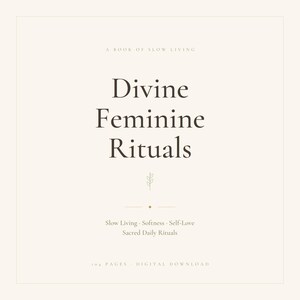 Peut inclure: Une couverture de livre numérique carrée avec un fond crème et un texte serif brun foncé. Le titre indique Divine Feminine Rituals, avec A Book of Slow Living au-dessus. En dessous figurent les mots Slow Living, Softness, Self-Love, Sacred Daily Rituals et 104 Pages - Digital Download.