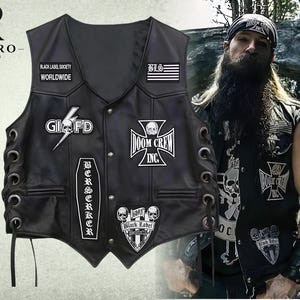 Puede incluir: Un chaleco de cuero negro con múltiples parches bordados en blanco, incluyendo Doom Crew Inc, Black Label Society y un diseño de calavera con un rayo. El chaleco tiene cuello en V, cierres de presión frontales y cordones laterales de cuero.