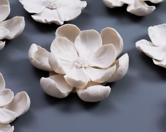 Porslinsblomma, väggdekor, present till henne, blommig väggkonst, handgjord present, Chinoiserie-dekor, väggdekor, minimalistisk, abstrakt konst, keramik