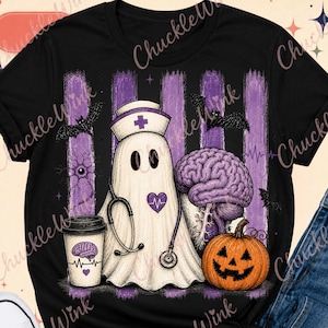 Op de afbeelding: Een zwart T-shirt met korte mouwen en een afbeelding van een geest verkleed als verpleegkundige met een stethoscoop, een brein, een pompoen en een koffiebeker. Het ontwerp bevat paarse verticale strepen, vleermuizen en een hartvormig symbool.