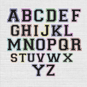Op de afbeelding: Een complete set hoofdletters van het Engelse alfabet van A tot Z in een collegiaal bloklettertype. Elke zwarte letter heeft een opvallende gekleurde omlijning, waaronder blauw, paars, turquoise, groen, geel, roze en bruin, gerangschikt in vier rijen.