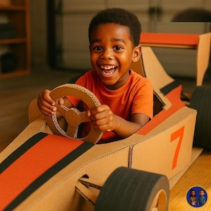 Könnte beinhalten: Ein Rennwagen aus Pappe mit brauner Wellpappstruktur, einem runden Lenkrad und der orangefarbenen Zahl 7 an der Seite. Das Fahrzeug verfügt über orange und schwarze Rennstreifen auf der Motorhaube sowie große schwarze Räder.