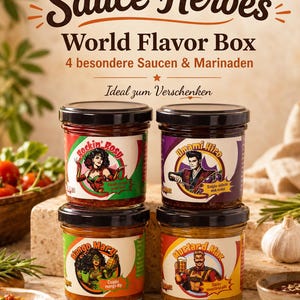 Könnte beinhalten: Vier Saucengläser mit der Aufschrift Sauce Heroes World Flavor Box, 4 besondere Saucen & Marinaden, Ideal zum Verschenken. Die Etiketten zeigen Comic-Figuren: Rockin' Rosy, Umami Hiro, Mango Mary und Mustard Max. Die Gläser haben schwarze Deckel.