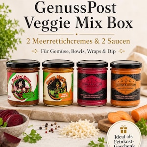 Könnte beinhalten: Vier Gläser mit schwarzen Deckeln, beschriftet als GenussPost Veggie Mix Box, mit zwei Meerrettichcremes und zwei Saucen. Die Etiketten zeigen bunte Illustrationen und Texte wie Rockin' Rosy, Mango Mary sowie Tormaricum in Rot, Orange und Pink.