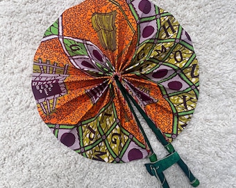 Abanico plegable circular con estampado africano / Abanico de mano con estampado Ankara / Abanico plegable africano hecho a mano / Abanico plegable de mano con soporte de cuero