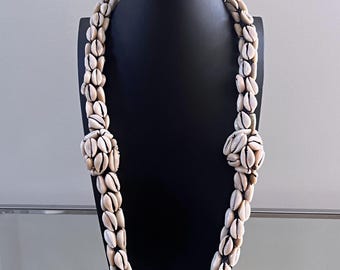 Collar de cauris de los pastizales de Royal Bamileke