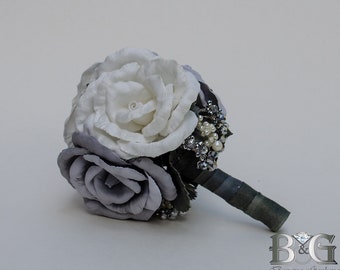 Ramo de rosas de boda hecho a mano en diferentes matices de gris y marfil