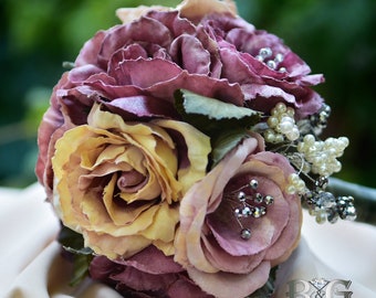 Ramo de boda hecho a mano de rosas en diferentes matices de burdeos y champaign y bejge