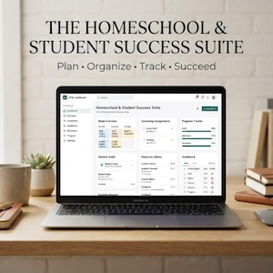 Op de afbeelding: Een laptopscherm met het dashboard The Homeschool & Student Success Suite met secties voor weekoverzicht, opdrachten, voortgangstracker, doelen, bronnenbibliotheek en cijferlijst, met de tekst Plan • Organize • Track • Succeed.