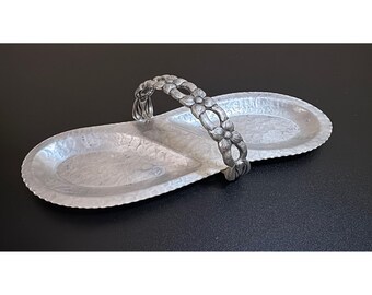Vintage Hand-beschlagenes Aluminium Serviertablett-Floral Griff