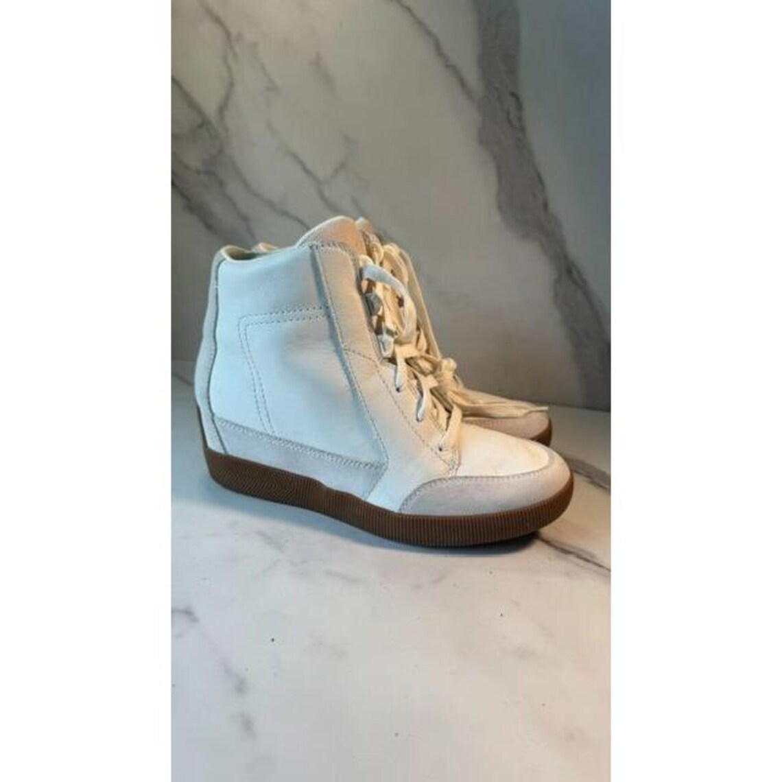 NWOB Sorel Out 'N About Wedge Sneaker Booties – Sea Salt/Gum Color Sz 8, foto 3 de 5
