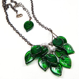 Kelly Green Beaded Leaf Necklace, Small Beaded Floral Necklace for women, Elven Jewelry, Hostess Gift for Women, St Patrick&#39;s Day Necklace