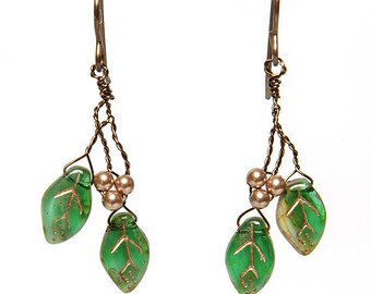 Pendientes colgantes de oro y verde, pendientes de ramitas verdes, regalo para amantes de las plantas, pendientes de hojas verdes, joyería natural, joyería de invierno