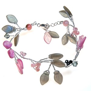 Roze bloemen wijnstok armband voor vrouwen roze, blad bruids armband, bloemen bruiloft sieraden, Faerie sieraden, bruidsmeisje armband van bruid,