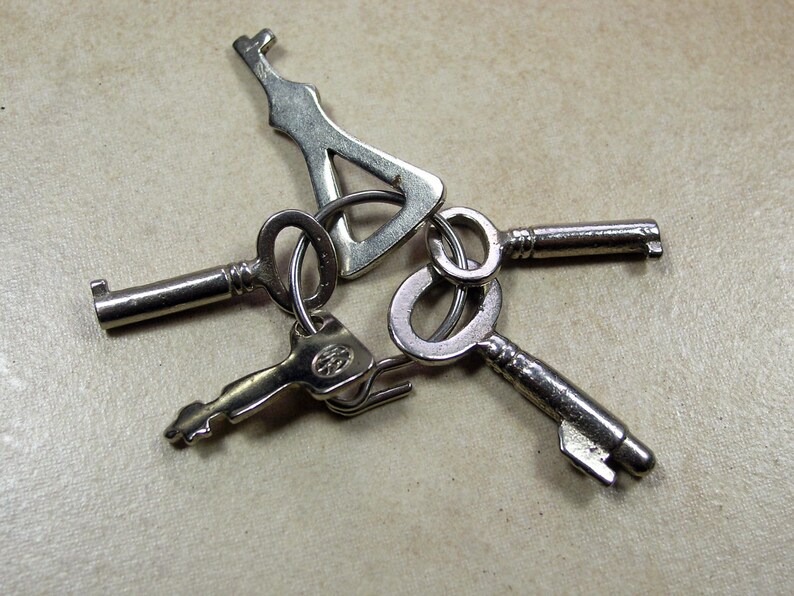 5 Small Vintage Keys, Miniature Antique Keys, Mini Collectible Steel