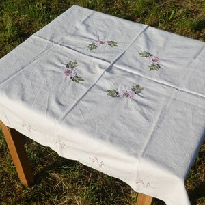 Toalha de mesa floral bordada vintage, algodão branco com folhas de rosas selvagens rosa, toalha de mesa bordada, decoração de mesa de flores rosas