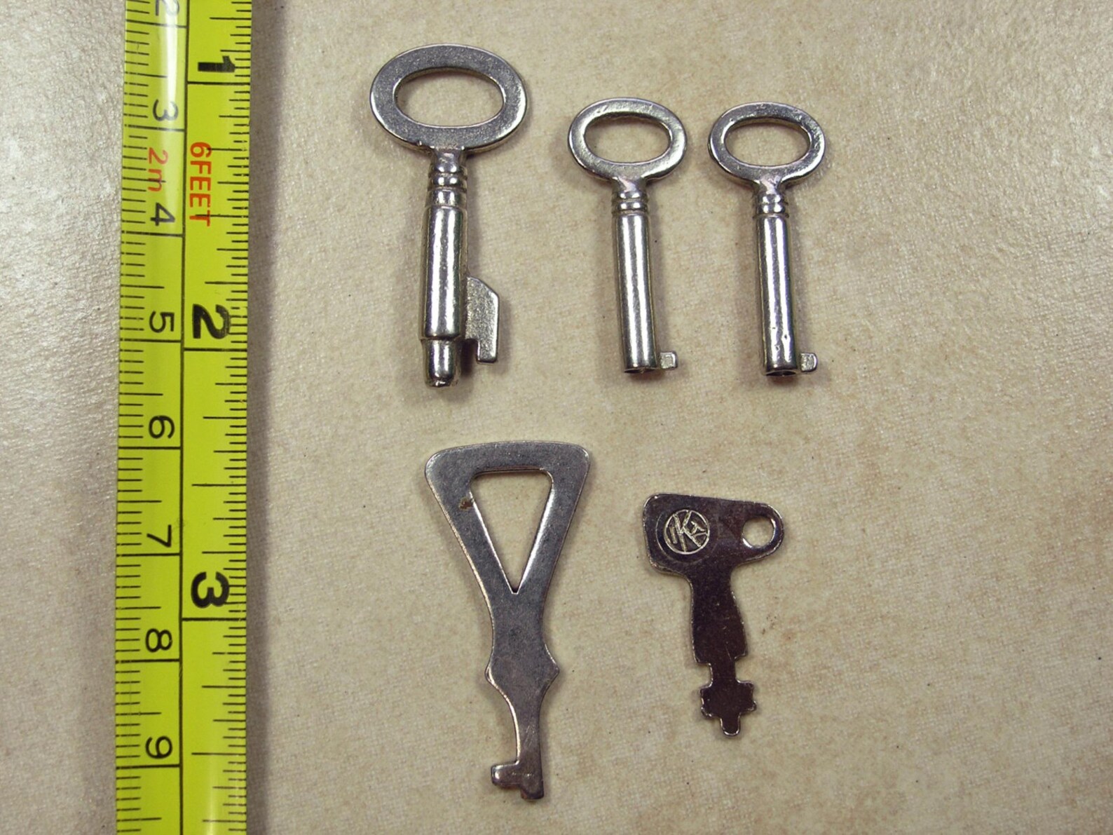 5 Small Vintage Keys, Miniature Antique Keys, Mini Collectible Steel