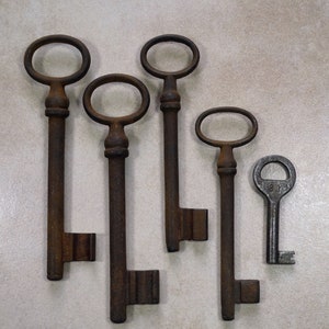 5 Vintage Steel Skeleton Keys, Lot of 5 Large Rusty Antique Skeleton Keys, Collectible Keys, Rusty Old Keys, Barrel Key, Steampunk Keys