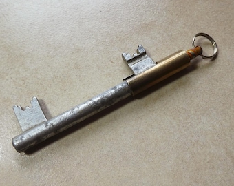 Llave berlinesa de aluminio poco común con tapa de latón, de doble extremo, fabricada en el antiguo Berlín Oriental (Alemania)