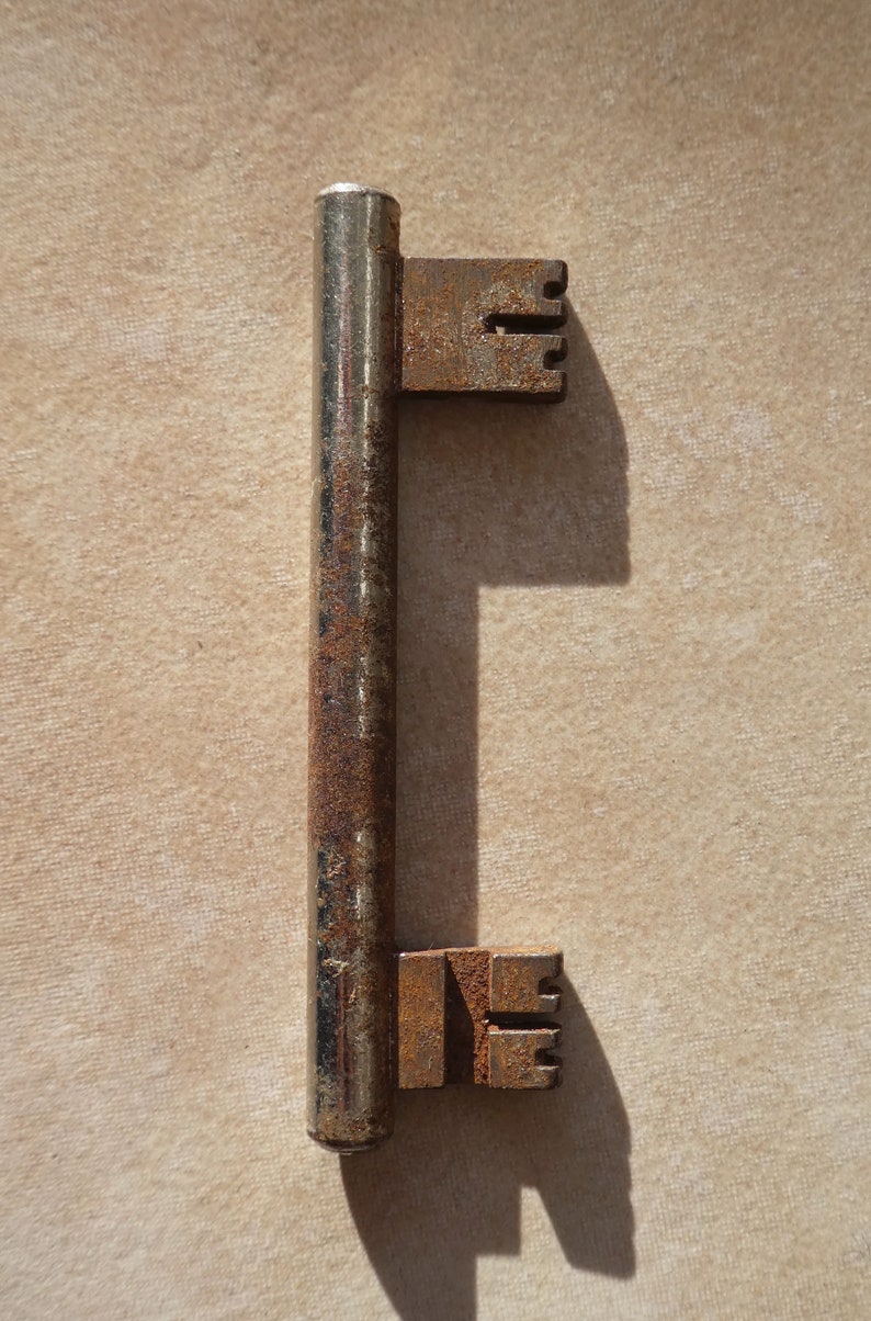 Dubbelzijdige sleutel, stalen geforceerde vergrendelingssleutel, antieke Berliner sleutel, vintage Berliner sleutel, sleutel uit Berlijn Duitsland afbeelding 10