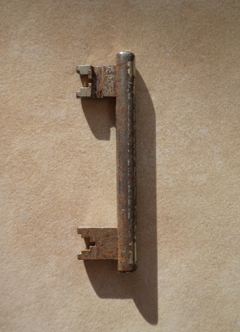 Dubbelzijdige sleutel, stalen geforceerde vergrendelingssleutel, antieke Berliner sleutel, vintage Berliner sleutel, sleutel uit Berlijn Duitsland afbeelding 5