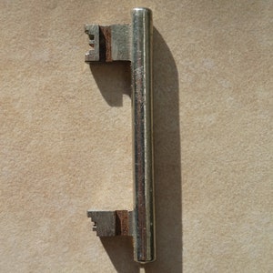 Dubbelzijdige sleutel, stalen geforceerde vergrendelingssleutel, antieke Berliner sleutel, vintage Berliner sleutel, sleutel uit Berlijn Duitsland afbeelding 8