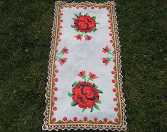 Vintage Table Runner, Red Rose Floral Print Needlepoint Table Runner, Mid Century Rose Needlepoint Tablerunner, Rose Floral Table Decoration
