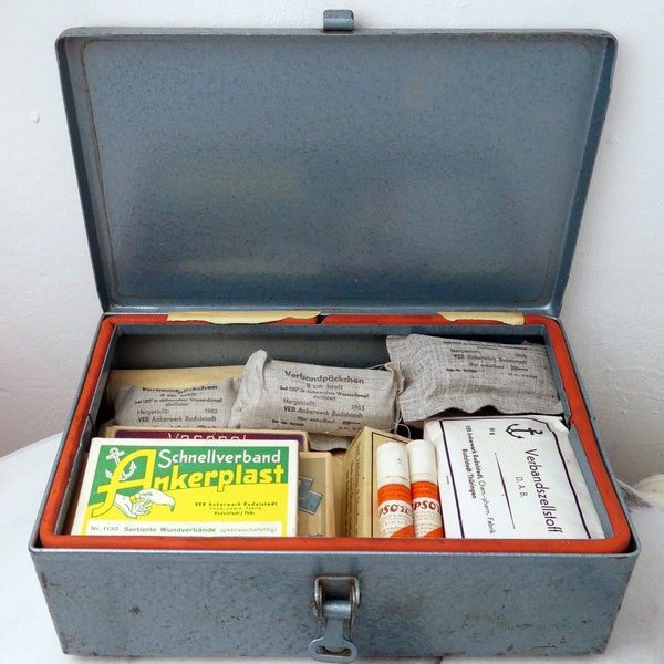 Vintage 1960er Jahre Medizinischer Erste Hilfe Auto Bausatz made in DDR, Notfall Erste Hilfe Metall Box mit Original Bandagen, Medikamente, Papierarbeit