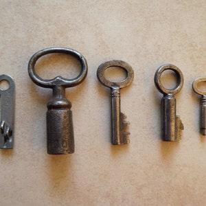 5 Small Vintage Keys, Antique Steel Key Set, Mini Collectible Steel Keys, Small Key Lot, Steampunk Keys, Old Keys, Various Small Keys
