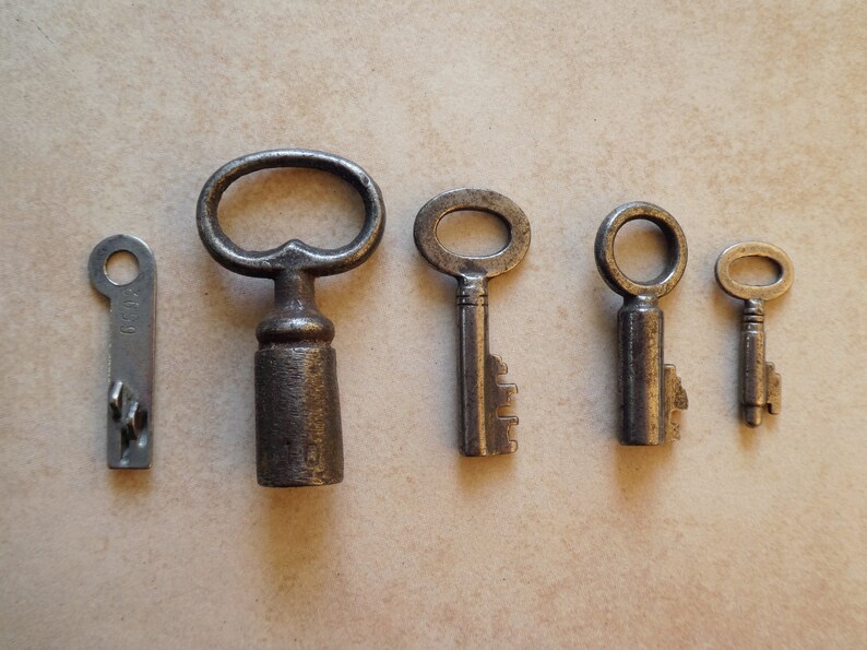 5 Small Vintage Keys, Antique Steel Key Set, Mini Collectible Steel ...