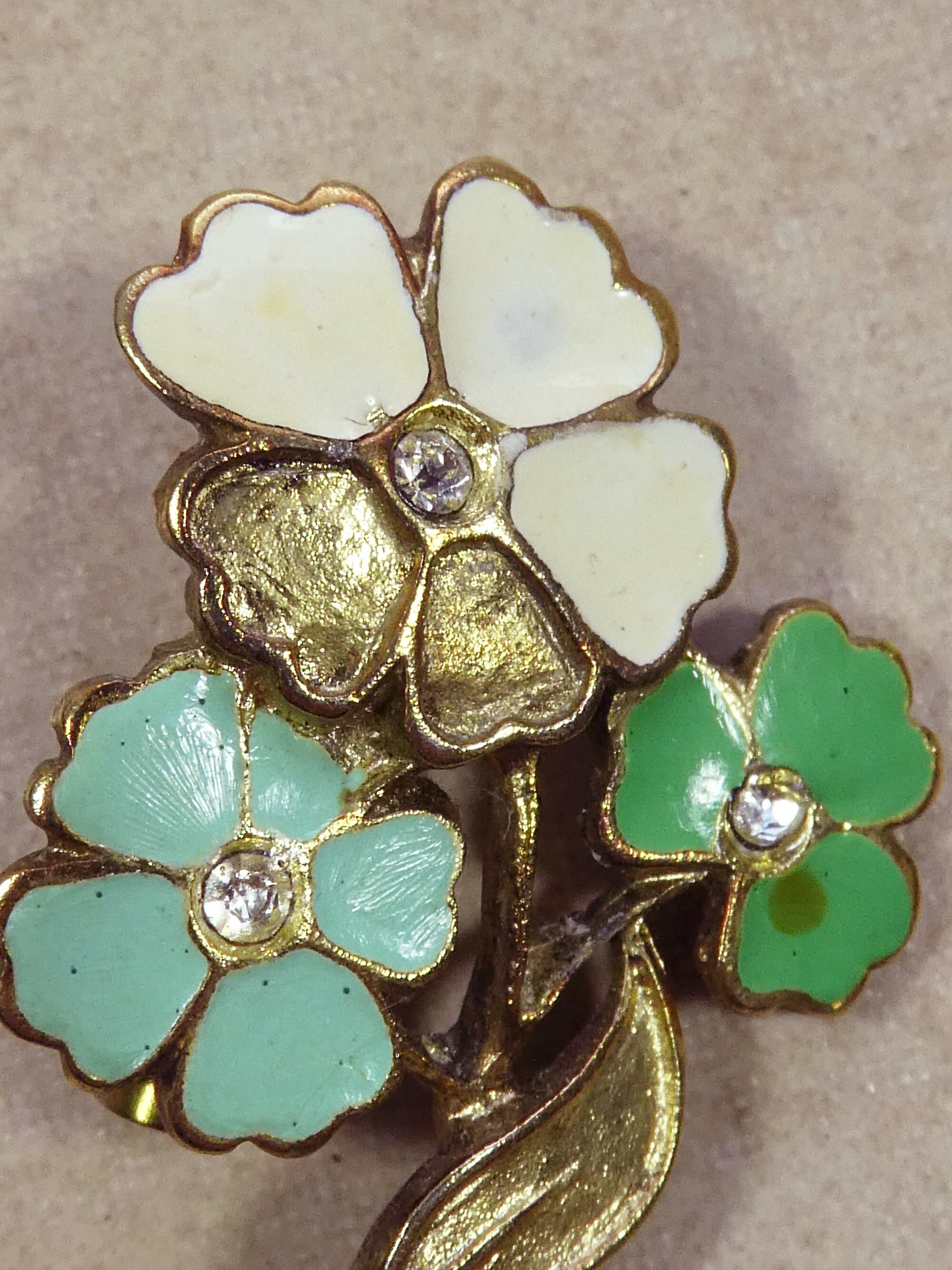Ensemble de 5 broches ancienne monture métal, agrémentées de miniatures