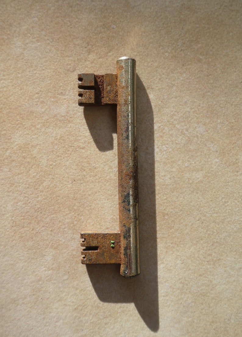 Dubbelzijdige sleutel, stalen geforceerde vergrendelingssleutel, antieke Berliner sleutel, vintage Berliner sleutel, sleutel uit Berlijn Duitsland afbeelding 2