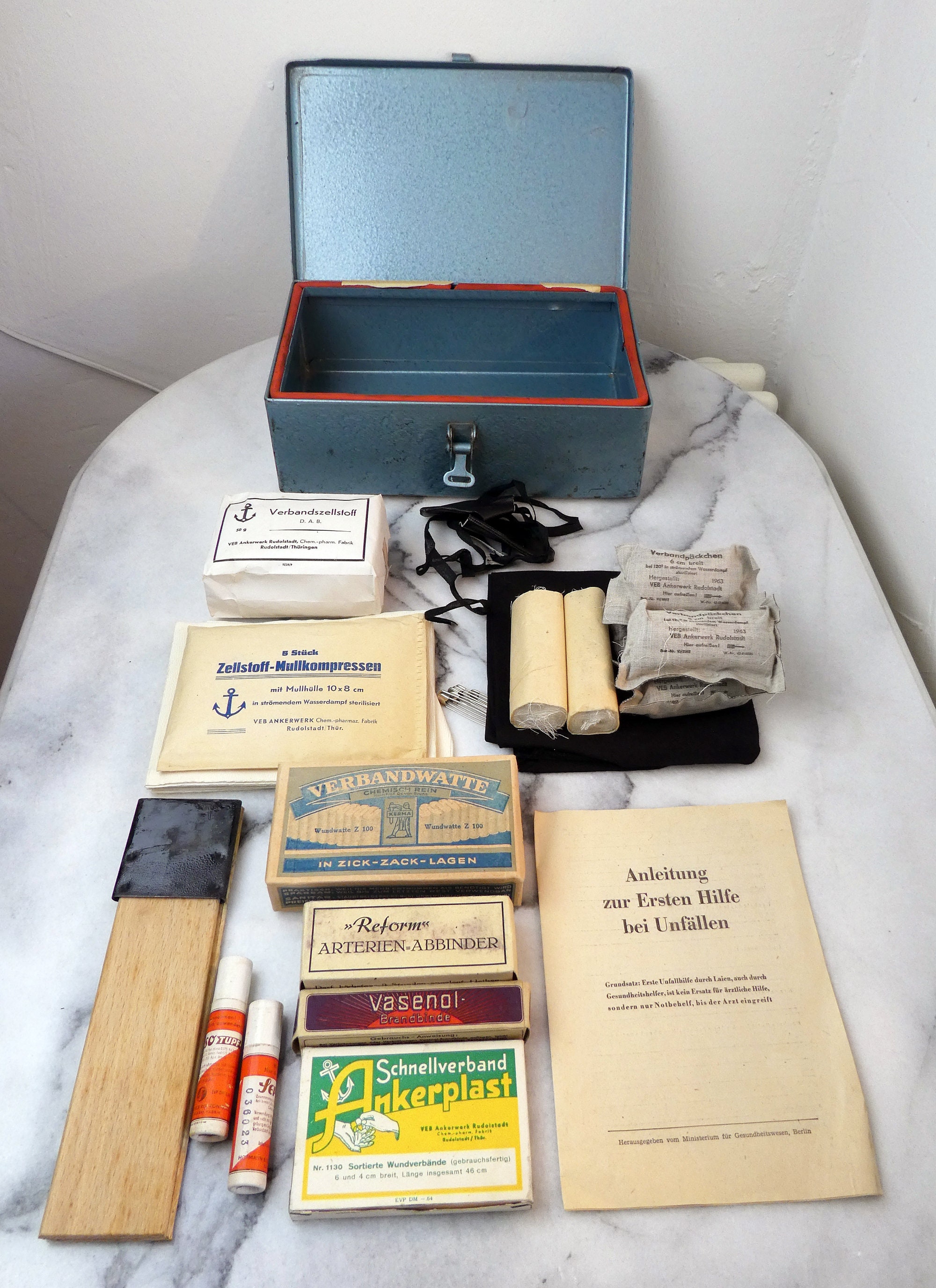 1963 Erste-Hilfe-Kasten für Auto mit Inhalt, Verbandskasten aus Metall  Kraftwagen, Vintage-Medizinkasten und Zubehör, historische Filmrequisite. -  .de