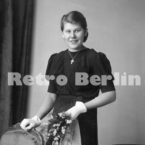 Antique Photo Jeune Femme Portrait, vintage Girl Coming Out 1941 Allemagne, Collector Photo Carte postale Allemagne Seconde Guerre mondiale Ère