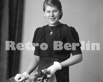 アンティーク写真 若い女性のポートレート、1941 年ドイツで出かけるヴィンテージ ガール、コレクター写真ポストカード ドイツ 第二次世界大戦時代
