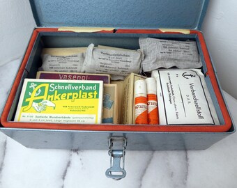 Vintage 1960s Medical First Aid Car Kit fabriqué en Allemagne de lEst GDR, Emergency  First Aid Metal Box avec bandages originaux, médicaments, paperasse -   France